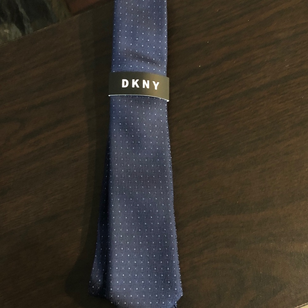 DKNY Men's Navy 100 Silk Tie with Tiny Dot Pattern NEW NO BOX